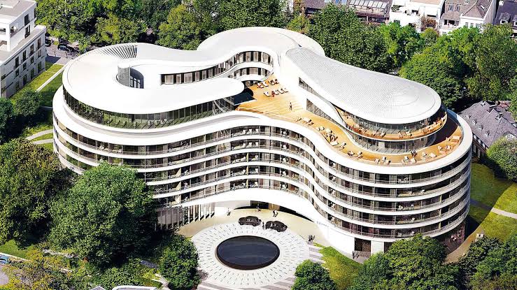 Die gerundete Fassade des Hotels The Fontenay am Ufer der Außenalster in Hamburg