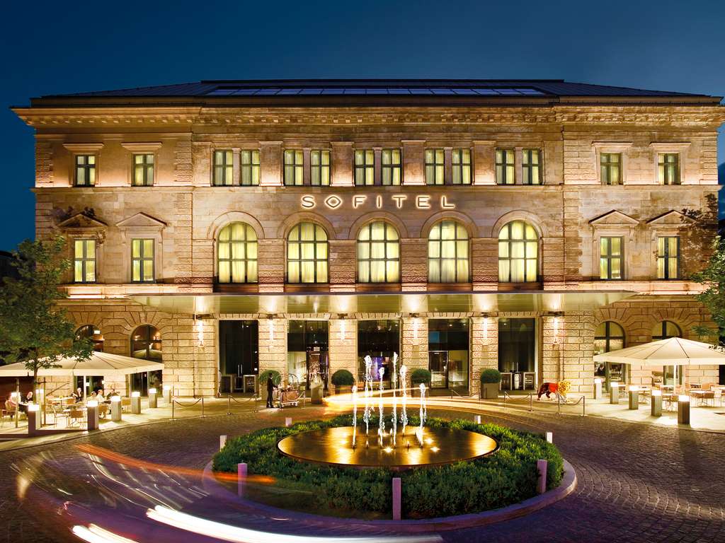 Die Steinfassade der ehemaligen Königlich Bayerischen Hauptpost in München