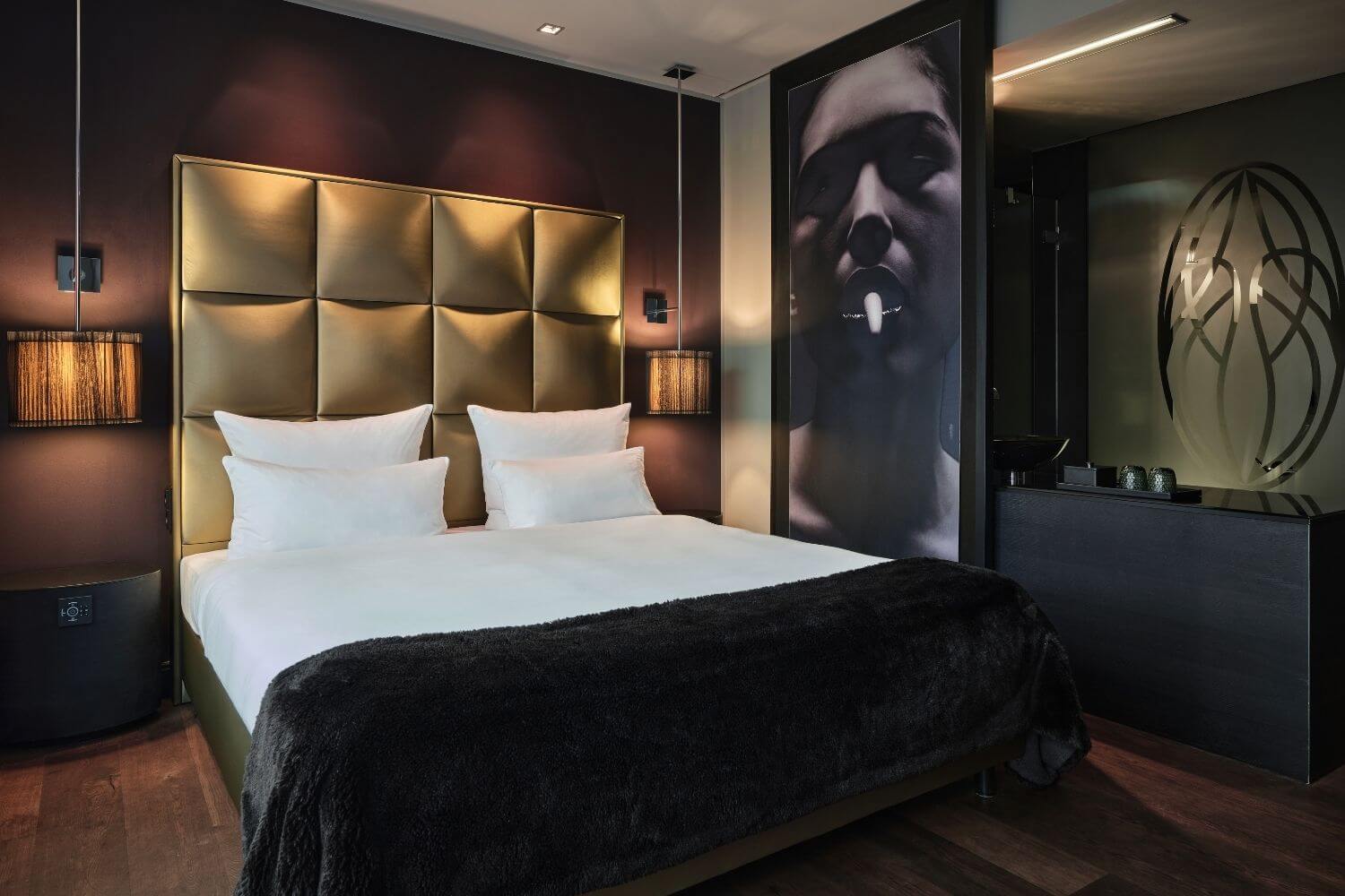Ein dunkel gehaltener Innenraum des Designhotels Roomers in Frankfurt am Main
