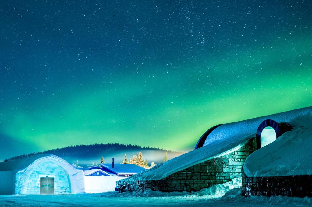 Ein Zimmer aus Schnee und Eis im Icehotel in Jukkasjärvi, Schweden