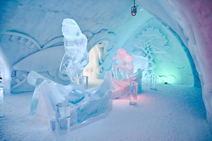 Ein Gewölbegang aus Schnee im Hôtel de Glace bei Québec City