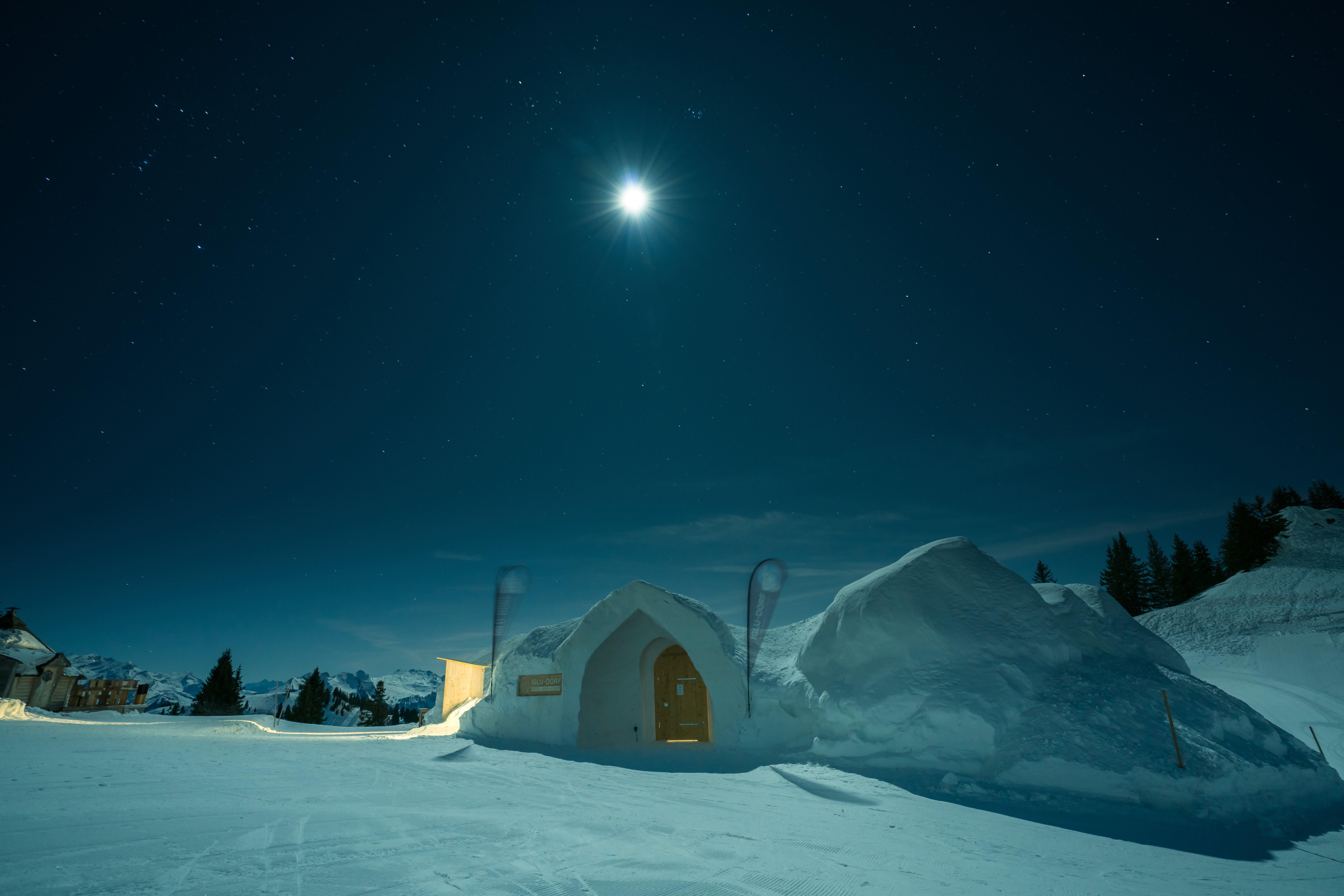 Schneekuppeln des Iglu-Dorfs bei Gstaad auf rund 2000 Metern Höhe