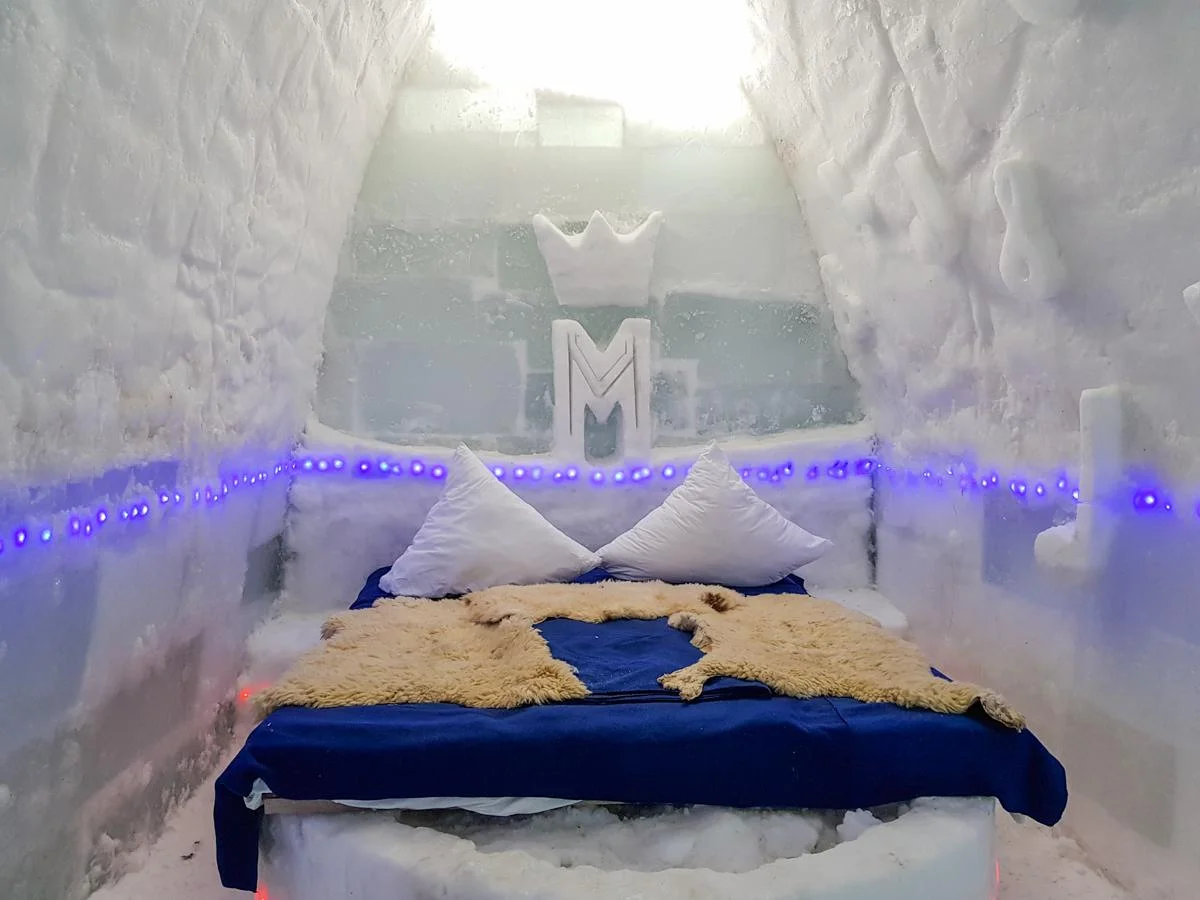 Wände aus geschnittenen Eisblöcken im Hotel of Ice am Bâlea-See in Rumänien