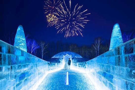 Beleuchtete Eisbauten des Ice Village in Tomamu auf Hokkaidō
